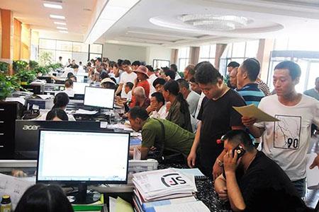 Henan Yuntian Metallurgische Casting Kran Bestellungen zeigen eine Blowout trend.jpg Henan yuntian metallurgical casting crane orders show a blowout trend.jpg