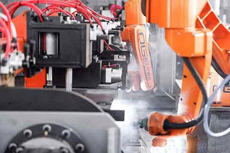 Endstrahlschweißroboter wird in großem Maßstab in Betrieb genommen.jpg End beam welding robot is about to put into use on a large scale.jpg