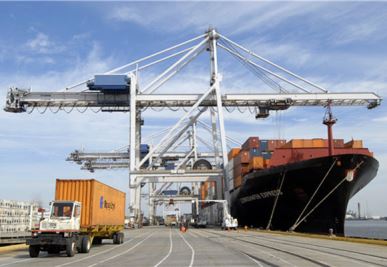 Schiff zum Küstebehälter